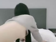 嬌小美女隨著音樂嗨起