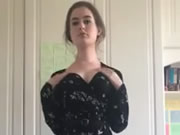 清純的正妹在房間脫掉衣服自拍