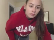 可愛的18 歲女大學生脫衣並露出完美的乳房