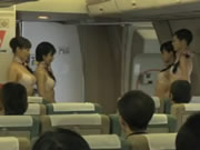 穿內衣的島國空服 貼身為你服務